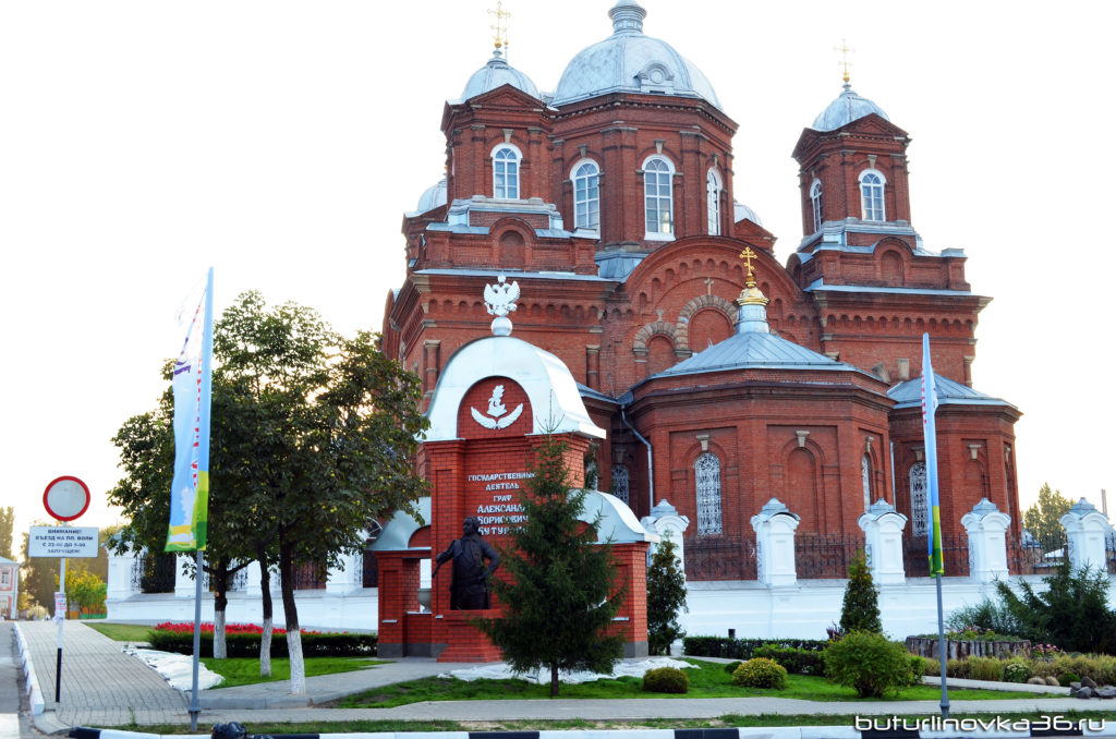 Памятник графу Бутурлину А.Б на фоне Спасо-преображенского собора