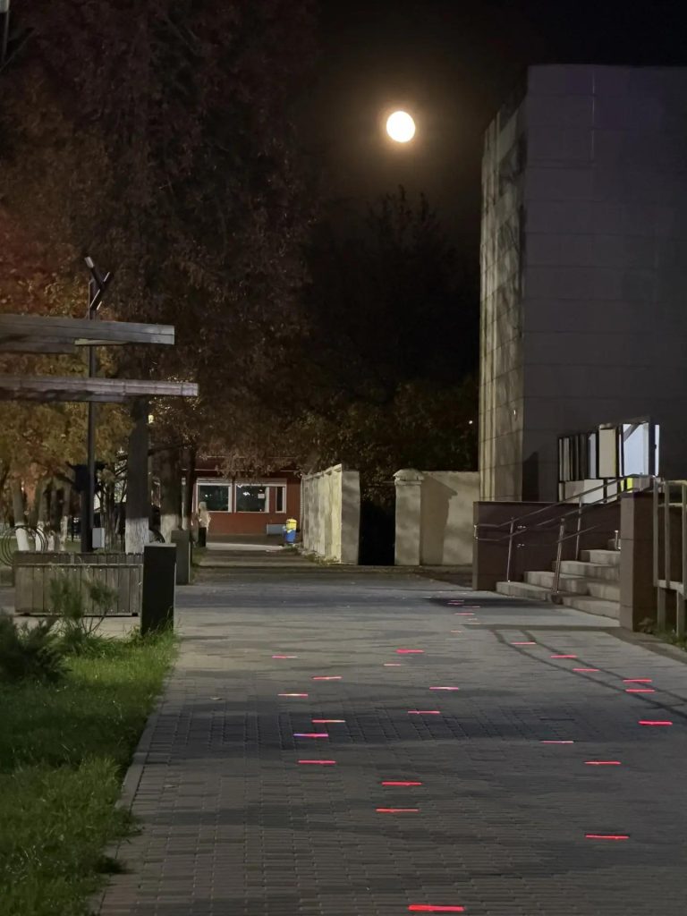 Площадка и тротуар перед БМТК