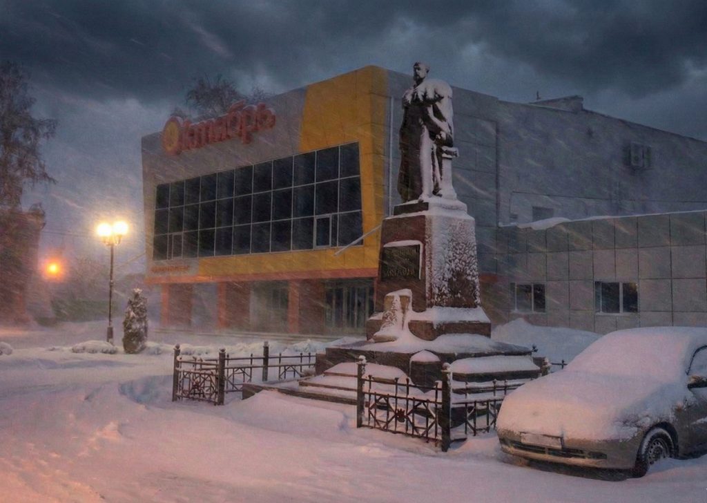 Зимнее фото РДК "Октябрь" и памятника Александру II