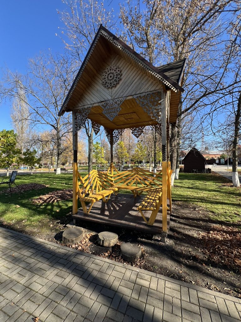 Беседка в городском парке