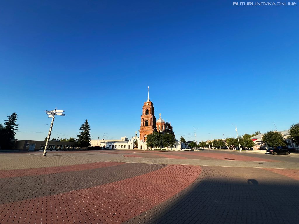 Площадь Воли, летнее фото